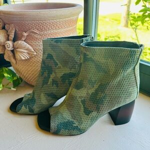 SANCTUARY Open-Toe Faux Suede Ankle Boots Green Camo Size 7.5